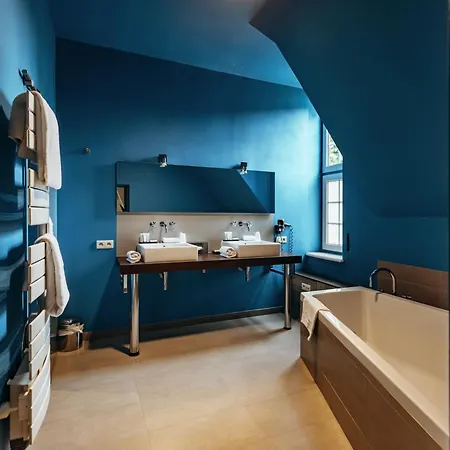 Charl's Guest house 4*
